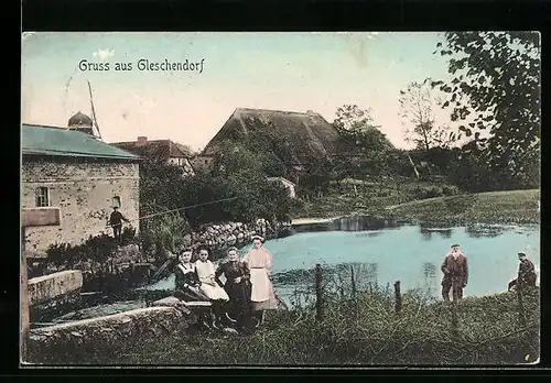 AK Gleschendorf, Ortsbewohner posieren am kleinen See