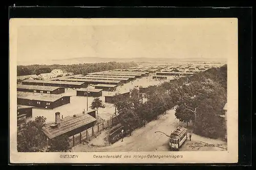 AK Giessen, Gesamtansicht des Kriegsgefangenenlagers, Strassenbahn