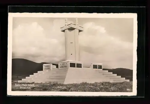 AK Suhl /Th., Gefallenen-Ehrenmal von 1915 mit Bergrücken