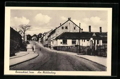 AK Quierschied /Saar, Strasse am Mühlenberg mit Passanten