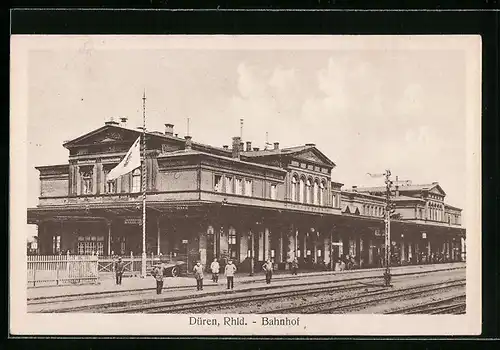 AK Düren /Rhld., Passanten auf dem Bahnhof