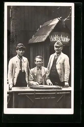 AK Drei Herren in Tracht u. mit Zither vor der Waldschänke