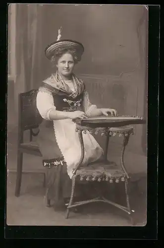 AK Junge Frau in Tracht mit Zither