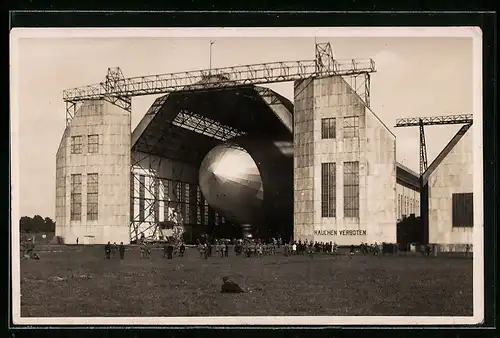 AK Graf Zeppelin startbereit im Hangar