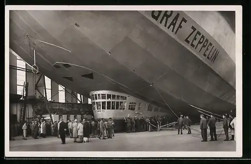 AK Luftschiff LZ 127 Graf Zeppelin startbereit in der Halle