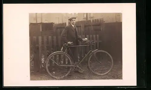 AK Junger Herr im Anzug mit Fahrrad