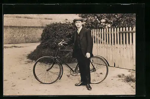 AK Junge im Anzug mit Mütze und Fahrrad