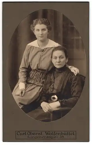 Fotografie Curt Oberst, Wolfenbüttel, Langeherzogstr. 38, ernste Bürgerliche mit hübscher Tochter