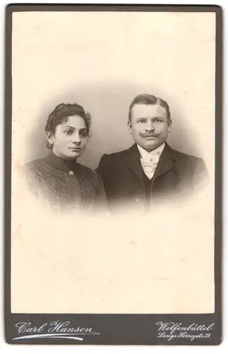 Fotografie Carl Hansen, Wolfenbüttel, Lange Hezogstr. 19, bürgerlicher Herr mit feinem Schnurrbart und Frau