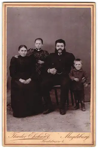 Fotografie Theodor Ehrhardt, Magdeburg, Jacobstrasse 4, stattlicher Vater mit glücklicher Familie