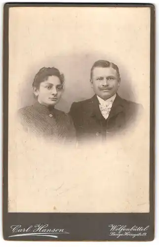 Fotografie Carl Hansen, Wolfenbüttel, Lange Hezogstr. 19, bürgerlicher Herr mit feinem Schnurrbart und Frau