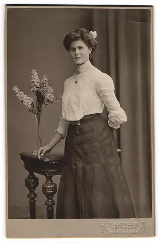 Fotografie Th. Eppler, Dresden, Haupstr. 24, hübsche bürgerliche Dame in eleganter Pose