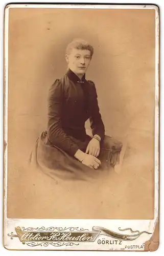 Fotografie Atelier H. Heusler, Görlitz, Postplatz, hübsche junge Dame mit tailliertem Kleid