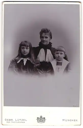 Fotografie Gebr. Lützel, München, Maffeistr. 7, hübsche junge Mutter mit Sohn und Tochter