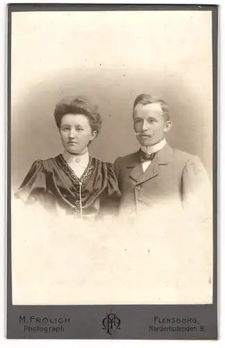 Fotografie M. Fröhlich, Flensburg, Norderhofenden 9, junges bürgerliches Paar in bester Garderobe
