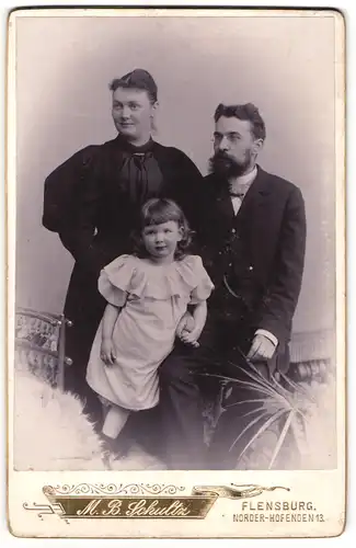 Fotografie M. B. Schultz, Flensburg, Norder-Hofenden 13, stolze bürgerliche Eltern mit süsser Tochter