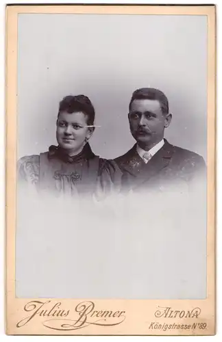 Fotografie Julius Bremer, Altona, Königstrasse 89, bürgerliches Paar mit zufriedener Miene