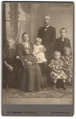 Fotografie A. Lorenz, Süderbrarup, stolze bürgerliche Eltern mit ihren fünf Kindern
