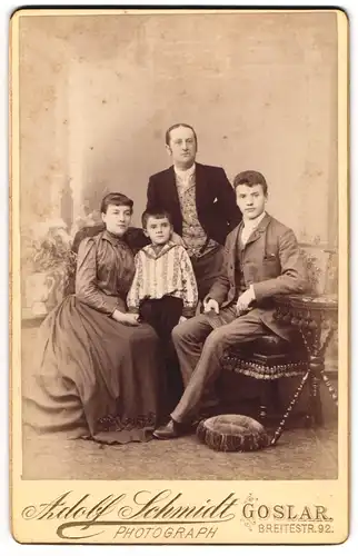 Fotografie Adolf Schmidt, Goslar, Breitestr. 92, feiner bürgerlicher Herr mit Ehefrau und Söhnen