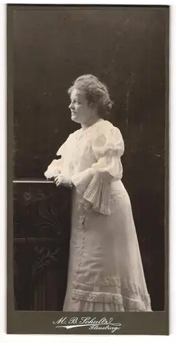Fotografie M. B. Schultz, Flensburg, bürgerliche Dame in weissem Kleid