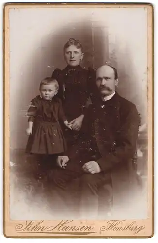 Fotografie John Hansen, Flensburg, Holm 25, ernstes bürgerliches Paar mit ihrer süssen Tochter