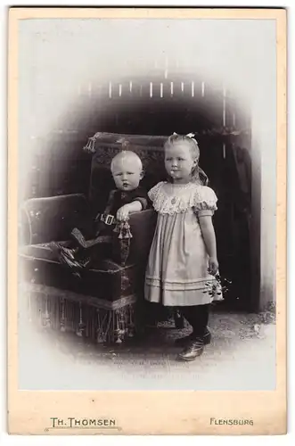 Fotografie Th. Thomsen, Flensburg, Marienstr. 52, schielendes Mädchen mit ihrem niedlichen Brüderchen