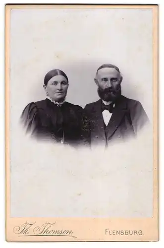 Fotografie Th. Thomsen, Flensburg, Friesische Str. 2, bürgerlicher Herr mit gepflegtem Bart und seine Frau