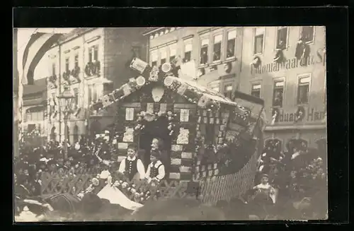 Foto-AK Coburg, Kinder vor dem Hexenhäuschen