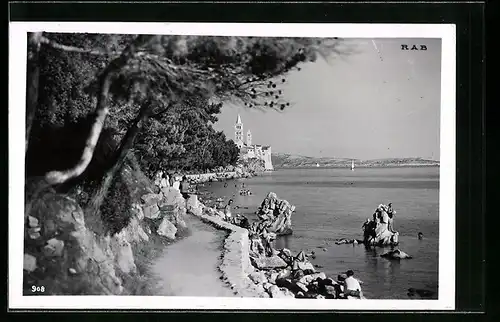 AK Rab, Uferpromenade und Felsen im Meer