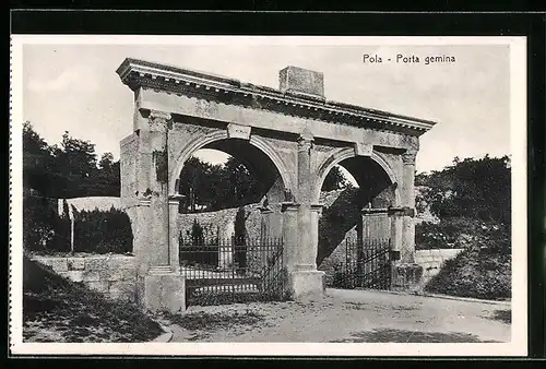 AK Pola, Porta gemina mit geöffnetem Tor