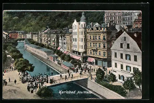 AK Karlsbad, Alte Wiese, Passanten auf der Brücke