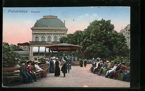 AK Franzensbad, Kursaal mit Kurgästen auf Bänken
