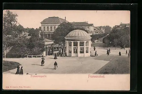 AK Franzensbad, Passanten an der Franzensquelle