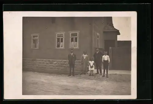 Foto-AK Witzleben, Strassenpartie mit Menschen vor Gebäude