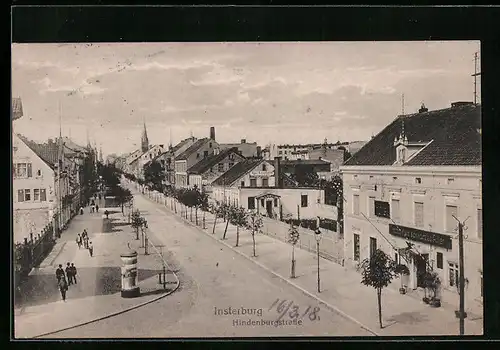 AK Insterburg, Bahnhofstrasse mit Hotel zum schwarzen Adler und Litfasssäule