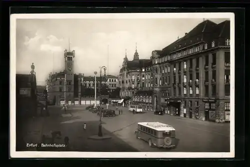 AK Erfurt, Bahnhofsplatz mit Hotel, Autobus und Strassenbahn