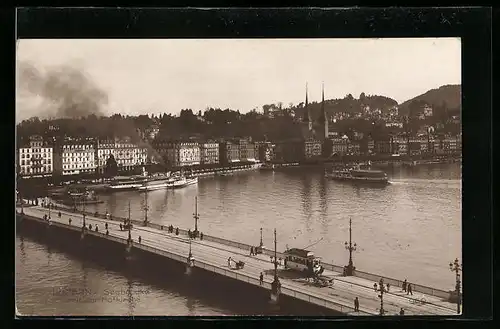 AK Luzern, Seebrücke mit Strassenbahn und der Hofkirche