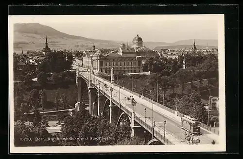 AK Bern, Strassenbahn auf der Kornhausbrücke mit Blick auf Stadttheater