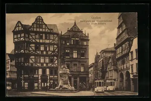 AK Giessen, Marktplatz mit Strassenbahnen, Kriegerdenkmal und Rathaus