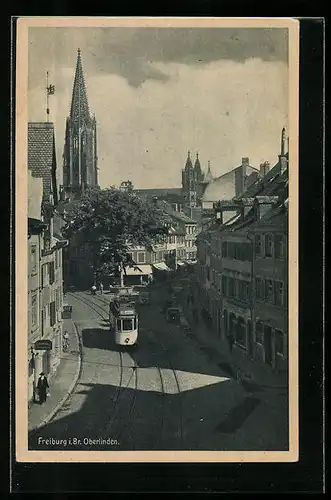 AK Freiburg i. Br., Oberlinden, Strassenpartie mit Strassenbahn und Blick auf Kirchen