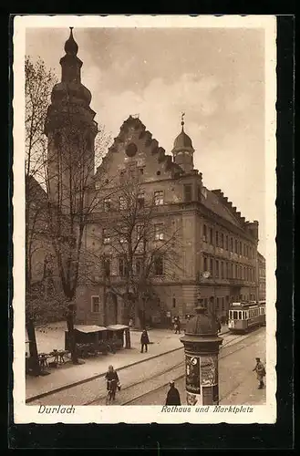 AK Durlach, Rathaus und Marktplatz mit Strassenbahn an der Litfasssäule