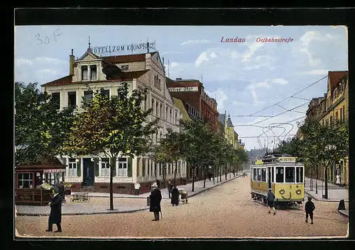 AK Landau, Spaziergänger und Strassenbahn auf der Ostbahnstrasse