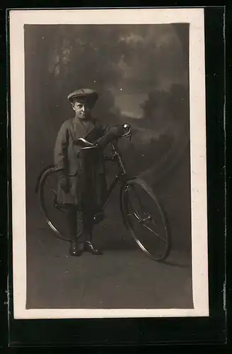 AK Bub mit Schiebermütze und Handschuhen wird in sein Fahrrad wachsen