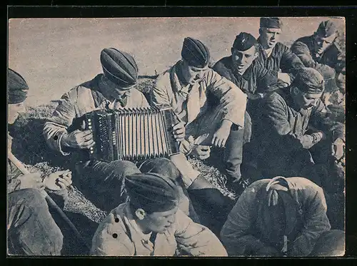 AK Bodenpersonal der Luftwaffe beim Musizieren während der Arbeitspause