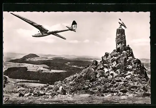 AK Segelflugzeug über der Rhön, Fliegerdenkmal