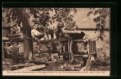 AK Berggiesshübel, Unwetter-Katastrophe 1927, Vom Hochwasser abgetriebenes Lastauto wird geborgen