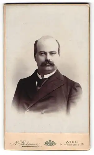 Fotografie N. Stockmann, Wien, Herr Friedrich Marx im Anzug mit Moustache