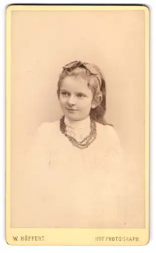 Fotografie W. Höffert, Berlin, Portrait Mädchen Johanna Wolf mit Halskette, 1880