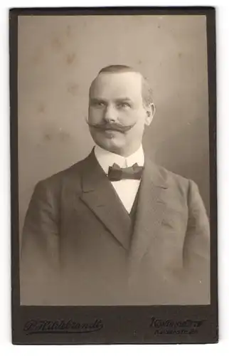 Fotografie P. Hildebrandt, Königshütte, Herr Julius Michalczyk im Anzug mit Moustache