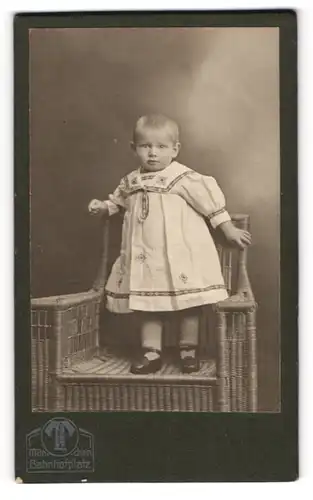 Fotografie Hermann Tietz, Berlin, junger Knabe Ludwig Menacher im Kleid, 1907